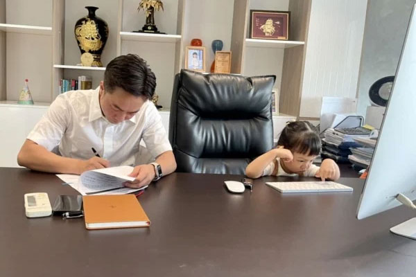 Làm bố 3 con, Cường Đô la bận rộn đến mức phải đưa ái nữ đến công ty-1