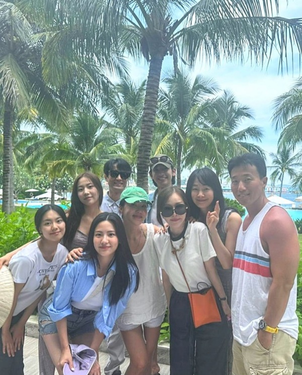 Dàn sao Doctor Cha xả ảnh nghỉ dưỡng ở Việt Nam, chị đại Uhm Jung Hwa và tình địch màn ảnh đọ sắc-1