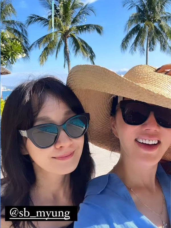 Dàn sao Doctor Cha xả ảnh nghỉ dưỡng ở Việt Nam, chị đại Uhm Jung Hwa và tình địch màn ảnh đọ sắc-3