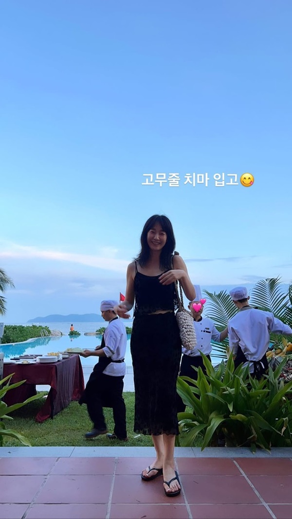 Dàn sao Doctor Cha xả ảnh nghỉ dưỡng ở Việt Nam, chị đại Uhm Jung Hwa và tình địch màn ảnh đọ sắc-8