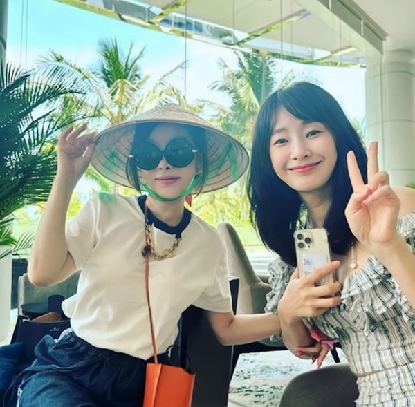 Dàn sao Doctor Cha xả ảnh nghỉ dưỡng ở Việt Nam, chị đại Uhm Jung Hwa và tình địch màn ảnh đọ sắc-10