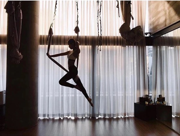 Để giữ eo 54cm như Jennie của Blackpink bằng cách tập yoga bay chị em cần lưu ý-2