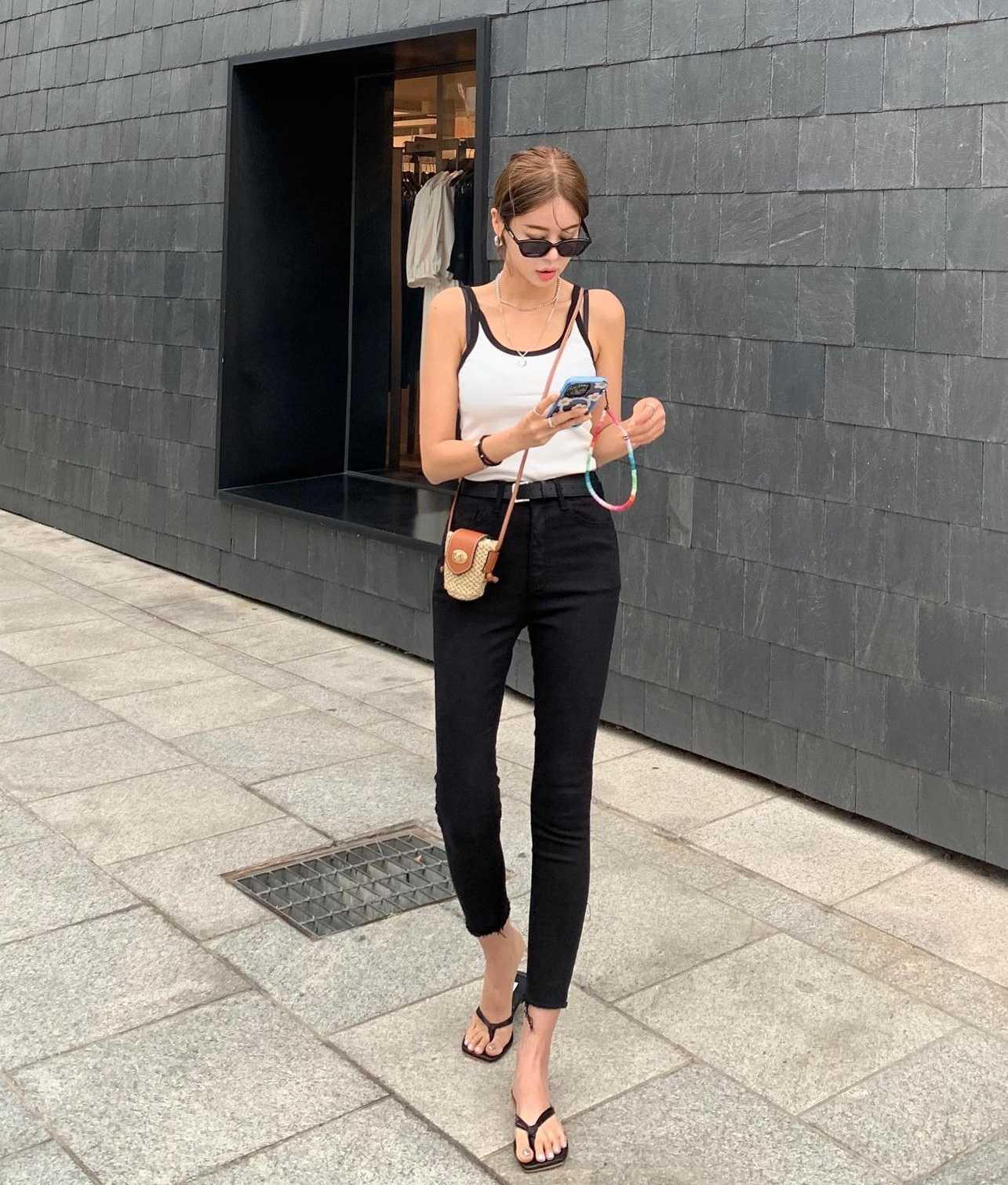 Mặc đẹp và thanh lịch với quần jeans đen-10