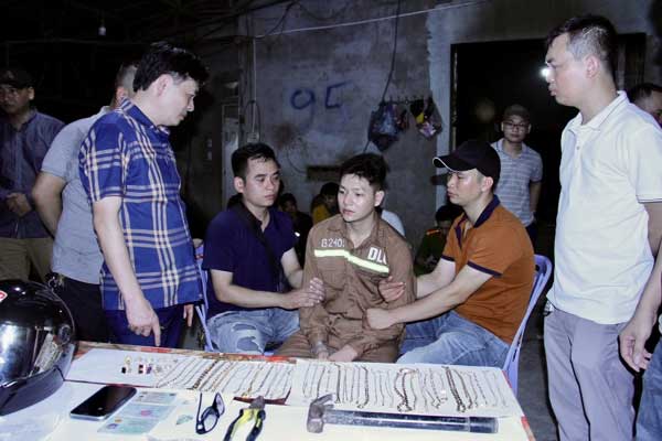 Clip: Người phụ nữ lao ra chặn đầu, kéo ngã tên cướp tiệm vàng-1