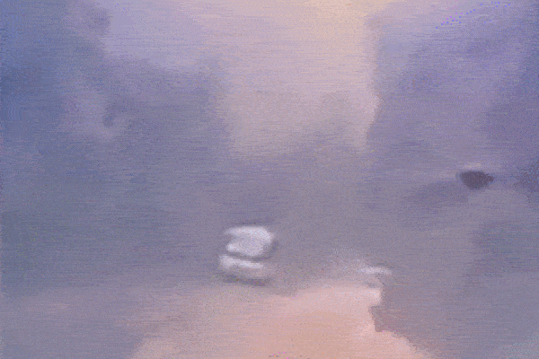 Clip: Khoảnh khắc tảng đá khổng lồ rơi từ trên đồi xuống đè bẹp 2 ô tô-1