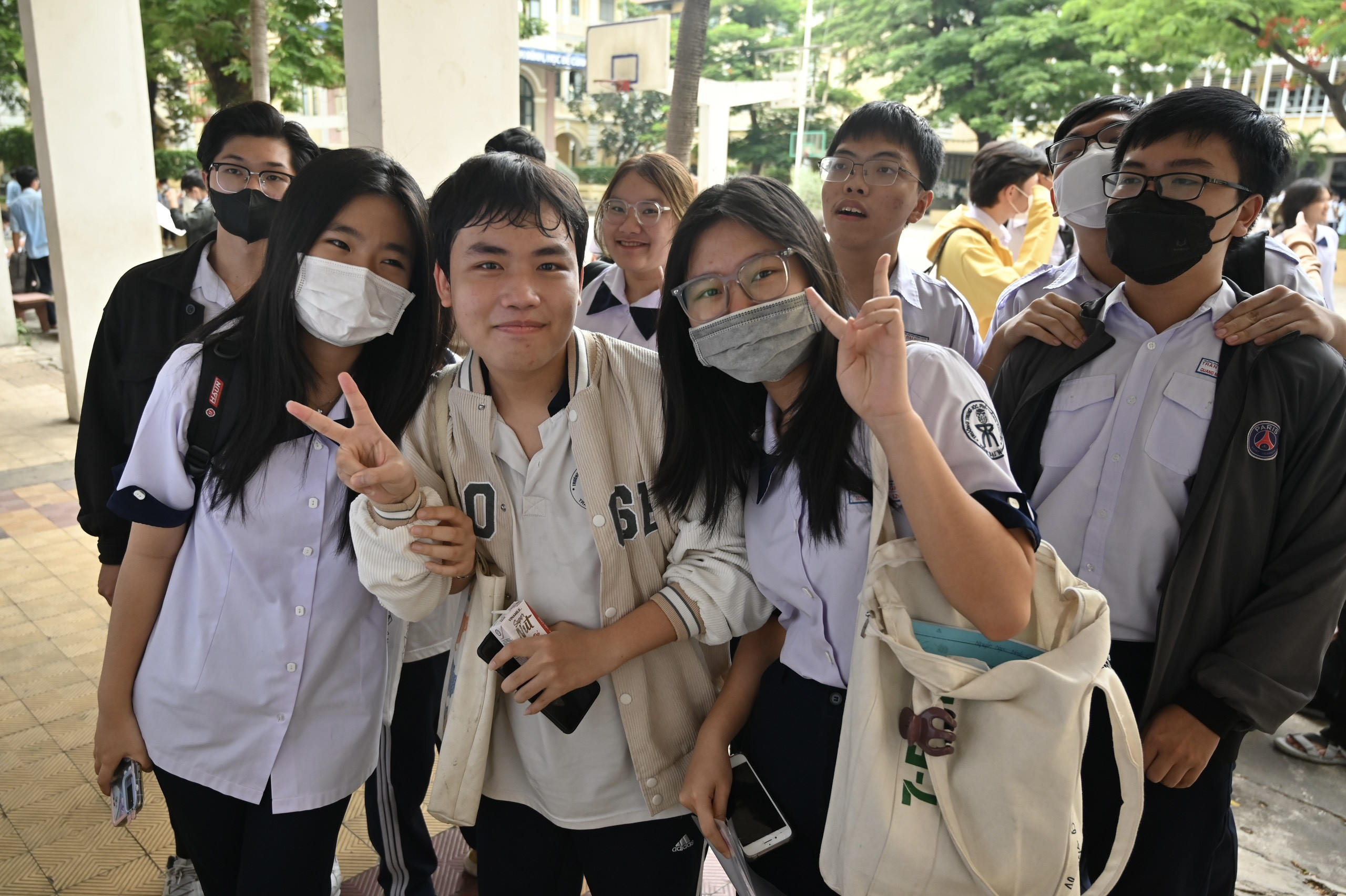 40 thí sinh bị đình chỉ vì mang điện thoại vào phòng thi-1