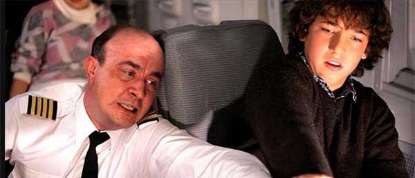 Cho con vào buồng lái chơi, phi công khiến máy bay lao xuống núi, 75 hành khách thiệt mạng-2