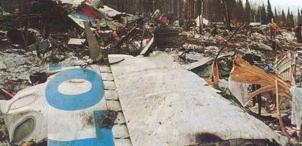 Cho con vào buồng lái chơi, phi công khiến máy bay lao xuống núi, 75 hành khách thiệt mạng-4