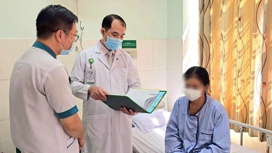 Nữ bệnh nhân mắc chứng bệnh hiếm gặp, đi tiểu ra những sợi tóc