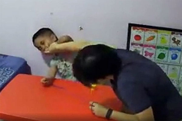Vụ bé trai tự kỷ nghi bị cô giáo bạo hành: Người mẹ lên tiếng-2