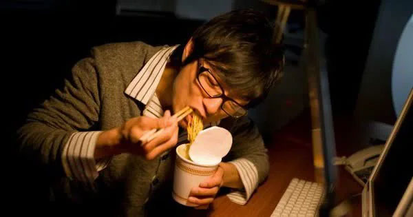 Kiểu ăn tối tăng 44% nguy cơ tử vong do đột quỵ xuất huyết não nhưng nhiều người vẫn thường xuyên làm-1