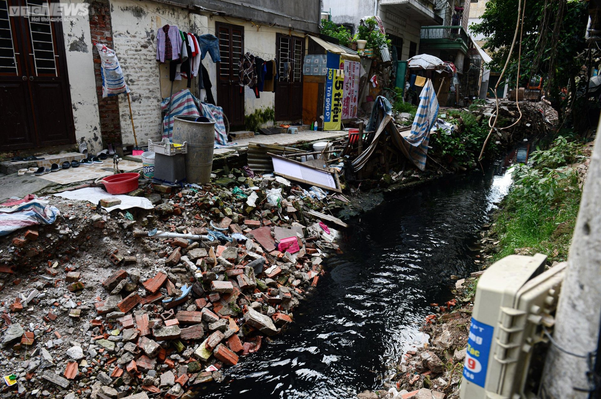 Hãi hùng bể phốt lộ thiên tra tấn người dân Hà Nội suốt hàng chục năm-1