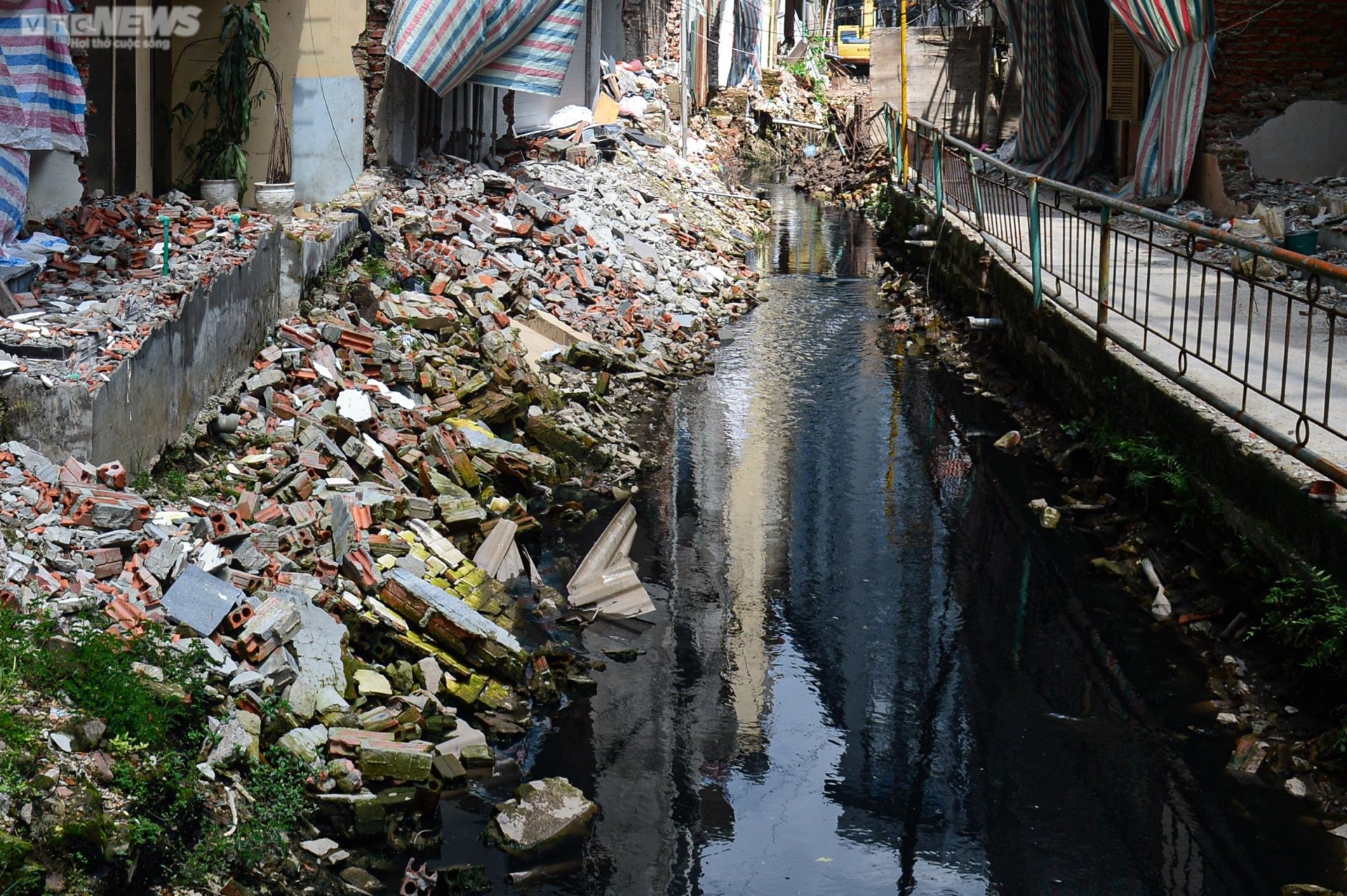Hãi hùng bể phốt lộ thiên tra tấn người dân Hà Nội suốt hàng chục năm-3