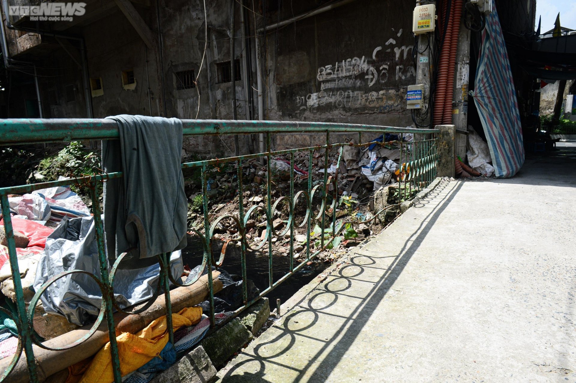 Hãi hùng bể phốt lộ thiên tra tấn người dân Hà Nội suốt hàng chục năm-4