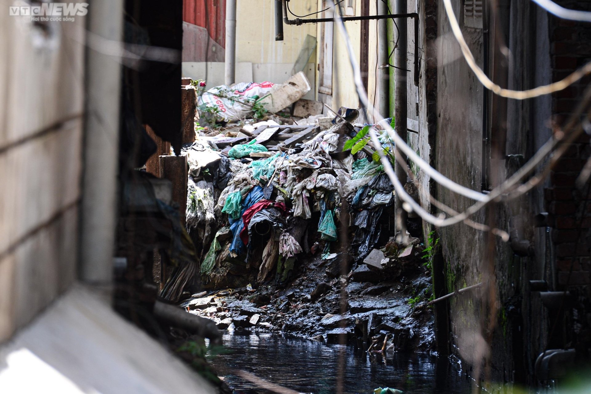 Hãi hùng bể phốt lộ thiên tra tấn người dân Hà Nội suốt hàng chục năm-8