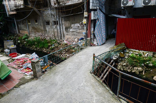 Hãi hùng bể phốt lộ thiên tra tấn người dân Hà Nội suốt hàng chục năm-16