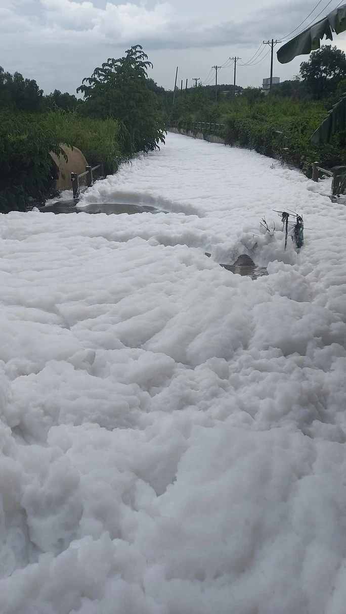Đồng Nai: Người dân cầu cứu vì nước chảy như thác cuốn sau mưa, bọt trắng lạ, mùi hôi nồng nặc-2