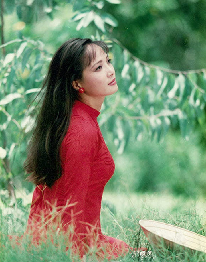 Có người đợi ngoài cửa chỉ để được chạm vào tay Lê Khanh-2