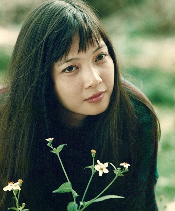 Có người đợi ngoài cửa chỉ để được chạm vào tay Lê Khanh-6