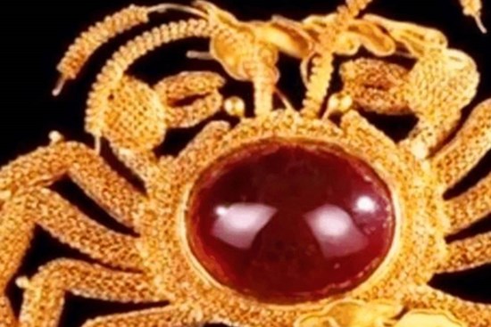 Bán nhà để mua 'cua vàng', người phụ nữ hốt hoảng khi biết giá trị thực của món đồ