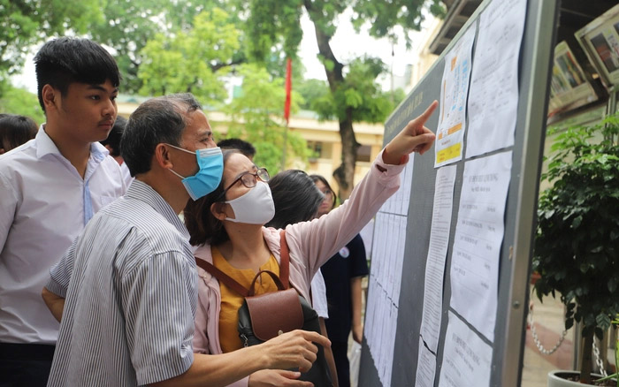 Biết điểm thi vào 10, nhiều phụ huynh cuống cuồng nộp hồ sơ vào trường ngoài công lập cho con-1