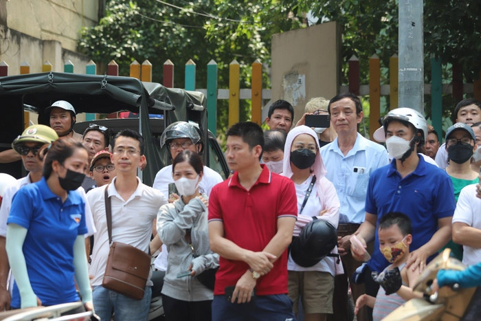 Biết điểm thi vào 10, nhiều phụ huynh cuống cuồng nộp hồ sơ vào trường ngoài công lập cho con-3