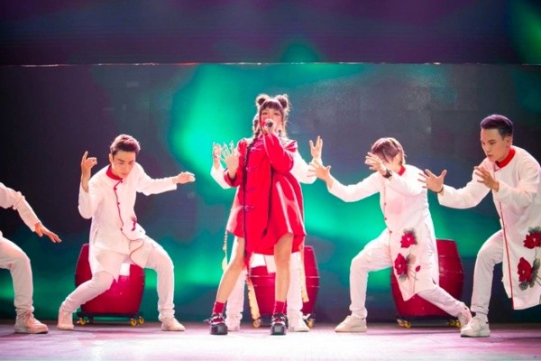 Diva Mỹ Linh 26 năm nuôi con riêng của chồng, thương như con đẻ, cô gái khi lớn nói một câu về mẹ quá ấn tượng-6