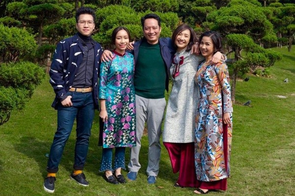 Diva Mỹ Linh 26 năm nuôi con riêng của chồng, thương như con đẻ, cô gái khi lớn nói một câu về mẹ quá ấn tượng-9