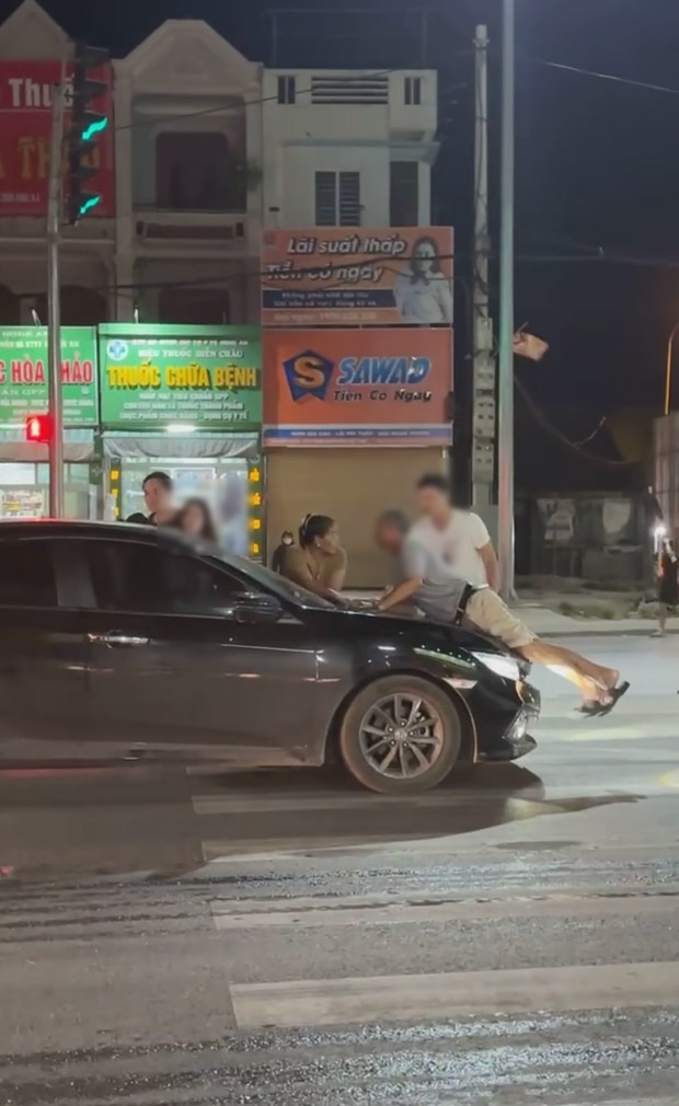 Xác minh clip con dâu kéo cả nhà đi đánh ghen, bố chồng leo lên nắp capo-2