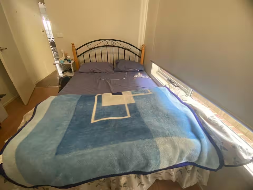 Nữ du học sinh ở Úc và cú sốc phải ngủ chung giường với nam giới-1