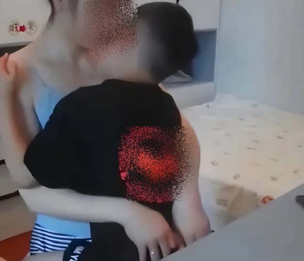 Bức ảnh 2 mẹ con ôm nhau gây tranh cãi: Cha mẹ vô tư quá mức, ảnh hưởng đến nhận thức giới tính của con-1