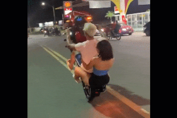 Đi xe máy bốc đầu, hai nam sinh ngã văng ra đường-1