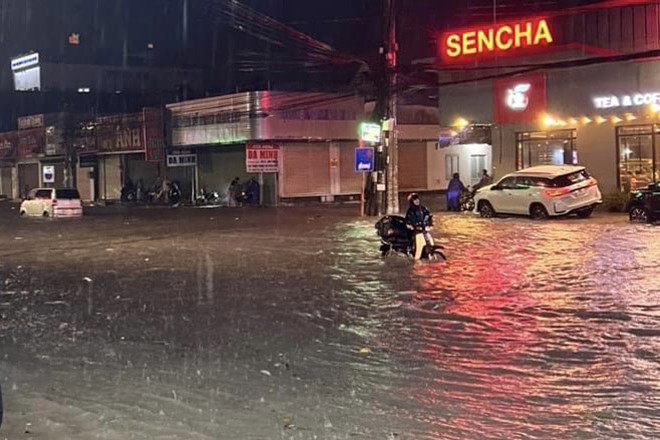 Quốc lộ 1 ngập lớn, nước chảy xiết suýt cuốn trôi xe máy-1