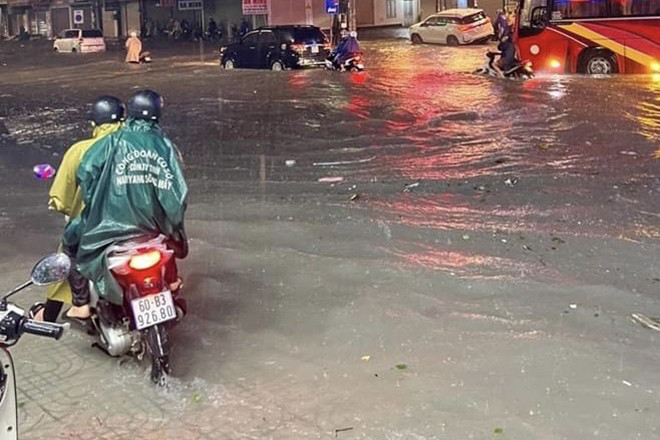 Quốc lộ 1 ngập lớn, nước chảy xiết suýt cuốn trôi xe máy-2