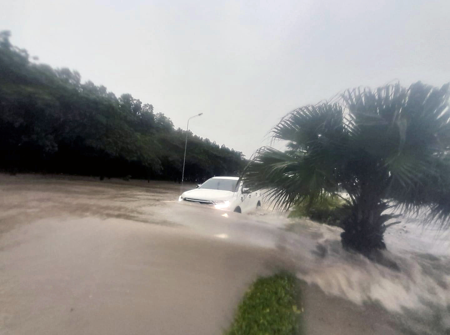Quốc lộ 1 ngập lớn, nước chảy xiết suýt cuốn trôi xe máy-3