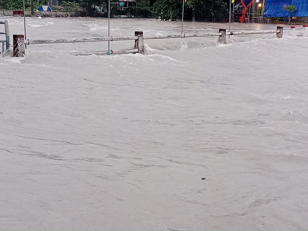 Quốc lộ 1 ngập lớn, nước chảy xiết suýt cuốn trôi xe máy-4