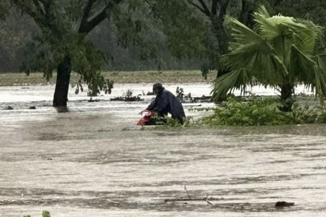 Quốc lộ 1 ngập lớn, nước chảy xiết suýt cuốn trôi xe máy-5
