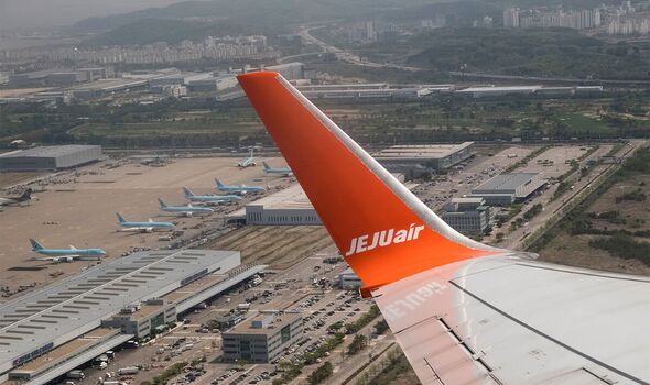 Hành khách mở cửa máy bay thừa nhận dùng chất cấm-1