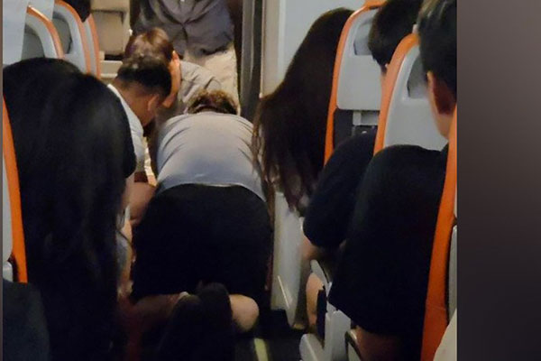 Hành khách say khướt mở cửa thoát hiểm giữa trời, máy bay hạ cánh khẩn cấp-2