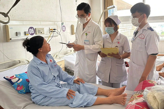 Cụ bà ở miền Tây sống với túi mật chứa 1.100 viên sỏi suốt 3 năm-2