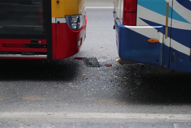 Hà Nội: Tai nạn liên hoàn giữa 3 xe buýt khi vào bến đón, trả khách-4