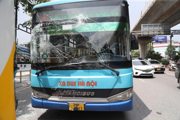 Hà Nội: Tai nạn liên hoàn giữa 3 xe buýt khi vào bến đón, trả khách-3
