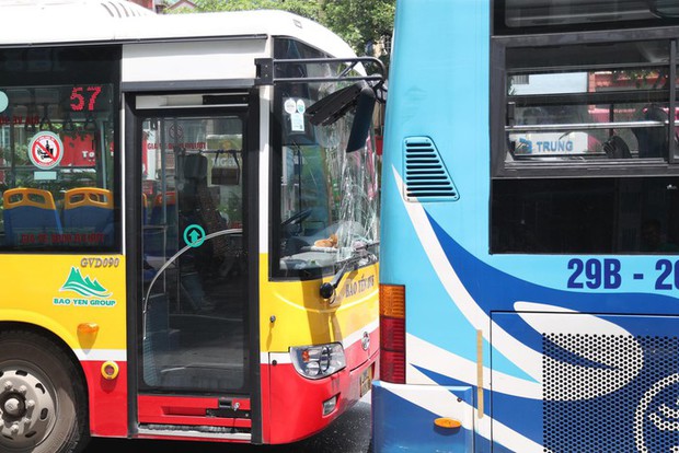 Hà Nội: Tai nạn liên hoàn giữa 3 xe buýt khi vào bến đón, trả khách-2