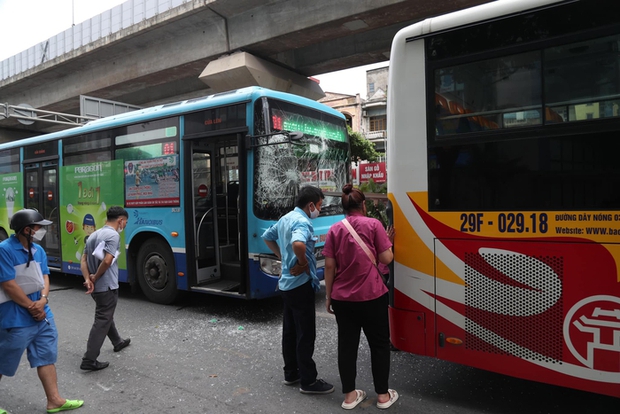 Hà Nội: Tai nạn liên hoàn giữa 3 xe buýt khi vào bến đón, trả khách-1