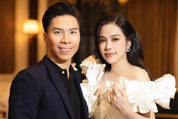 Vợ chồng O Sen Ngọc Mai bì bõm lội nước đến sự kiện-1