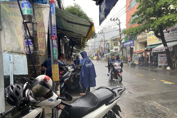 Lên mái nhà quét rác, người đàn ông bị điện giật chết lúc trời mưa-1