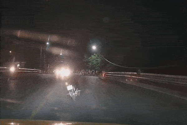 Chói mắt vì đèn ngược chiều, tài xế ôtô lao trúng xe máy