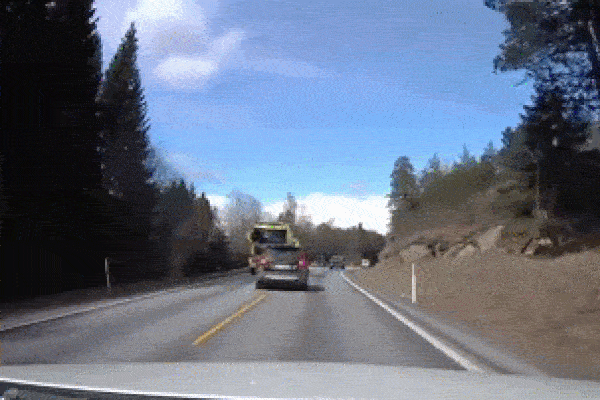 Clip: Ô tô bất ngờ lao sang làn ngược chiều, đâm trực diện xe tải