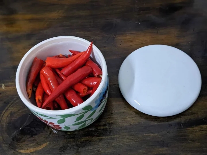 Mẹo hay loại bỏ hạt ớt nhanh nhất-1