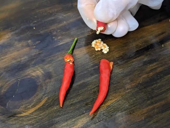 The quickest way to remove chili seeds-3